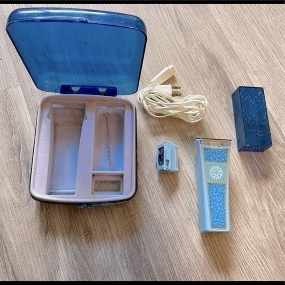 Vintage retro 1970’s deluxe electric razor kit. Excellent combo. Hardly used.